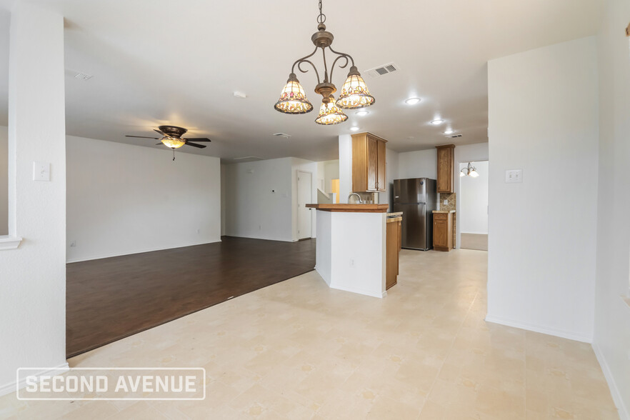 Building Photo - 925 Warbler Ln