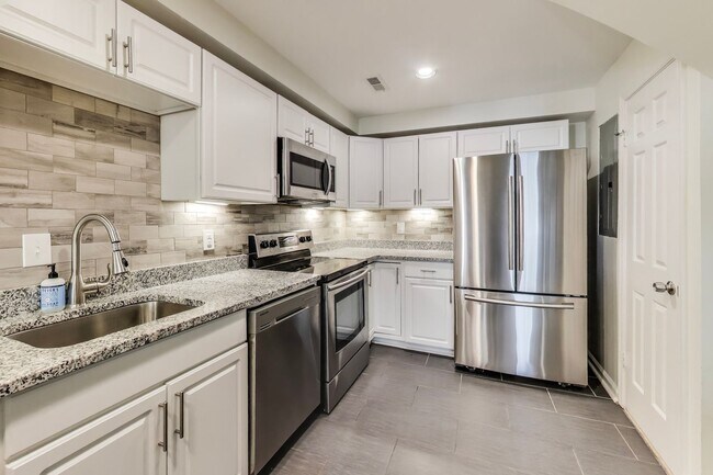 Building Photo - Peaceful 2BD/2BA - Two Level Condo in the Heart of Dupont Circle!