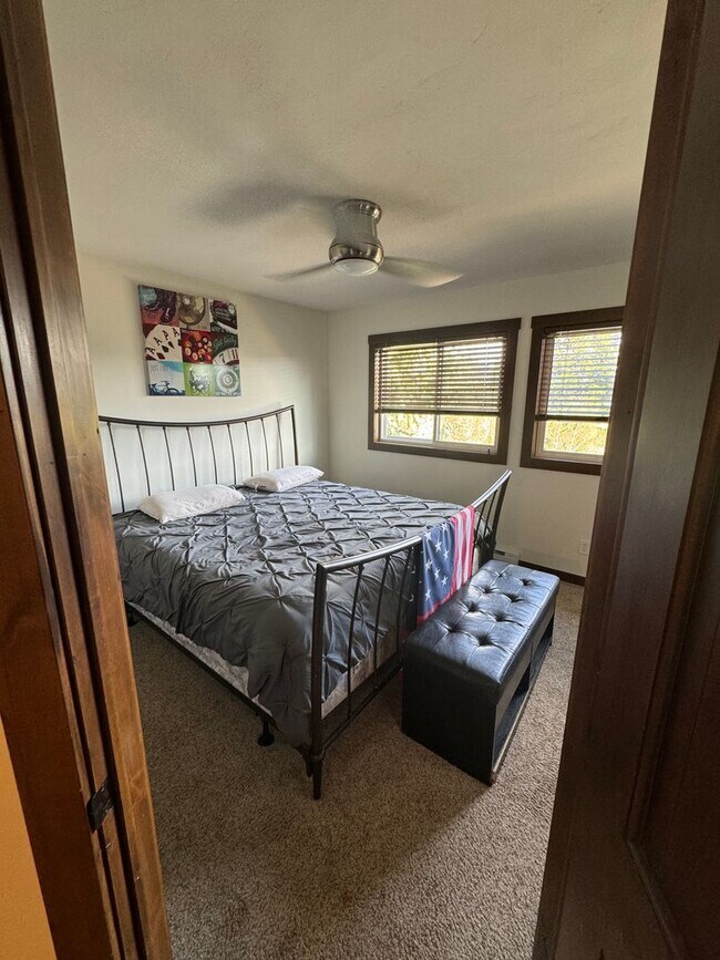 Building Photo - Woodworks Townhome- 3 Bedroom/3 Bath Unit w/Updated kitchen on the Bus Route