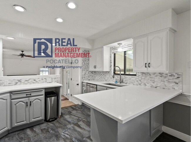 Building Photo - 5 Bedroom Home - University Area - Must See - Pet (dog) Negotiable