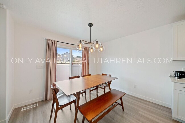 Building Photo - 341 N Angus Dr