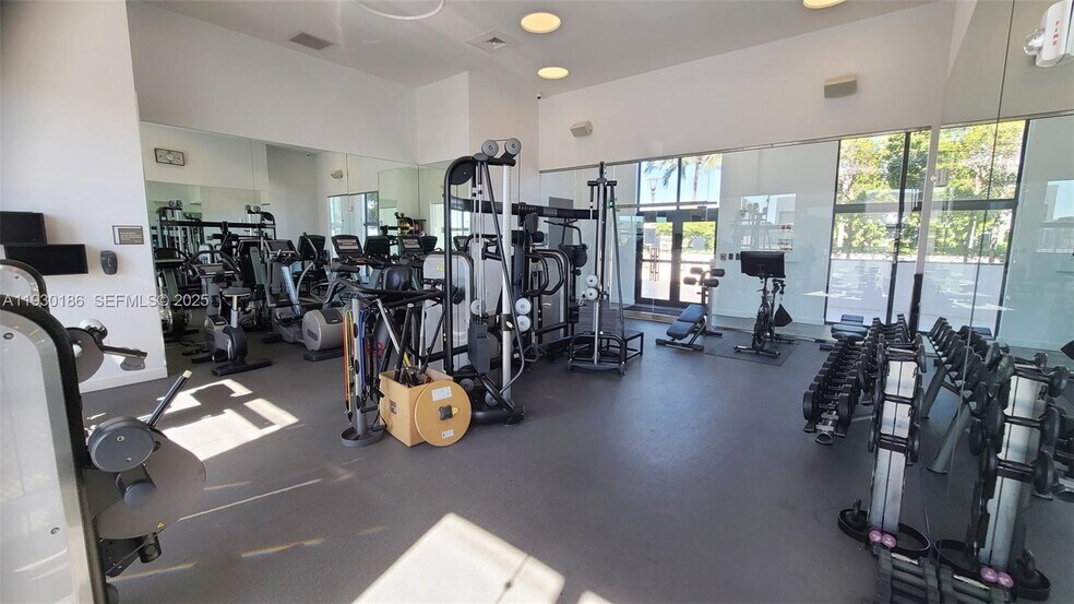 Building Photo - 1000 Venetian Way