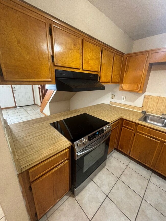 Building Photo - Check Out This Freshly Remodeled 3 BR 2 BA...