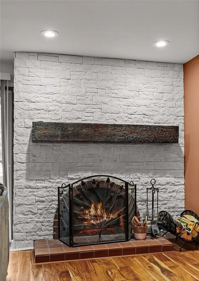 Building Photo - ***Rent Special!! - $500 off First Month's Rent***-Oakbrook Country Club Condominium (2bedroom)! ...