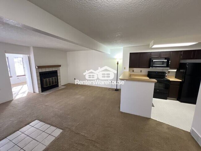 Building Photo - Elegant 2-bedroom 1-bathroom Single Story Townhome-NEW Carpet