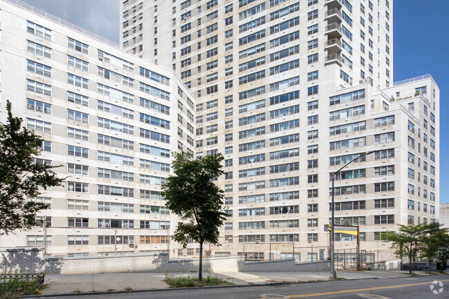 Building Photo - Silver Towers