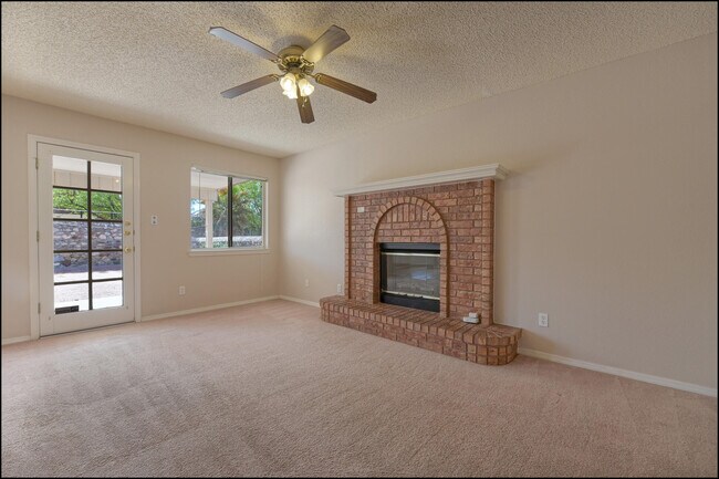 Building Photo - 7456 Luz De Lumbre Ave