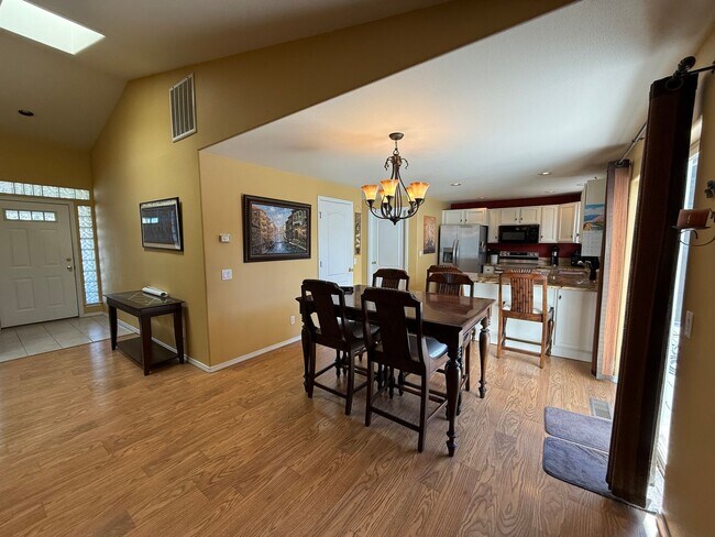 Building Photo - Spacious 4 Bed, 3 Bath Home - Terrango Glen