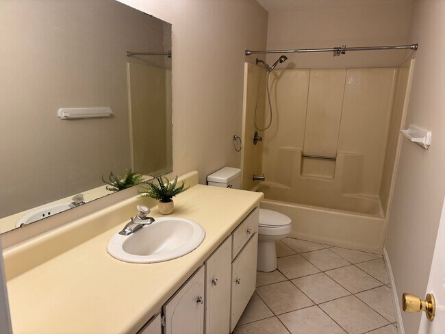 Building Photo - 2 bedroom Townhouse