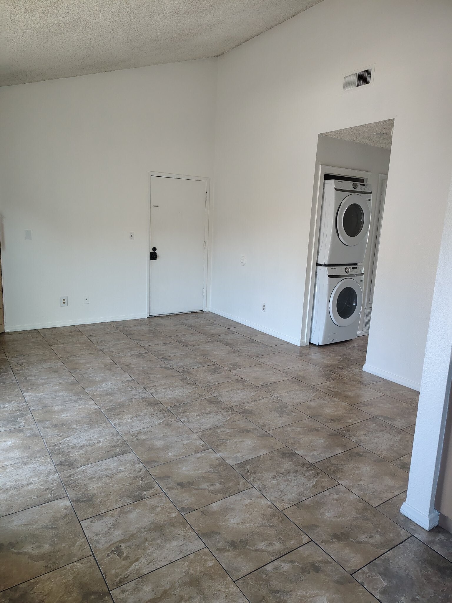 Building Photo - 12650 Lakeshore Dr