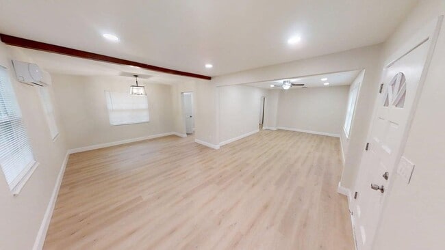 Building Photo - Charming 2 bedroom 1 bath - move in ready