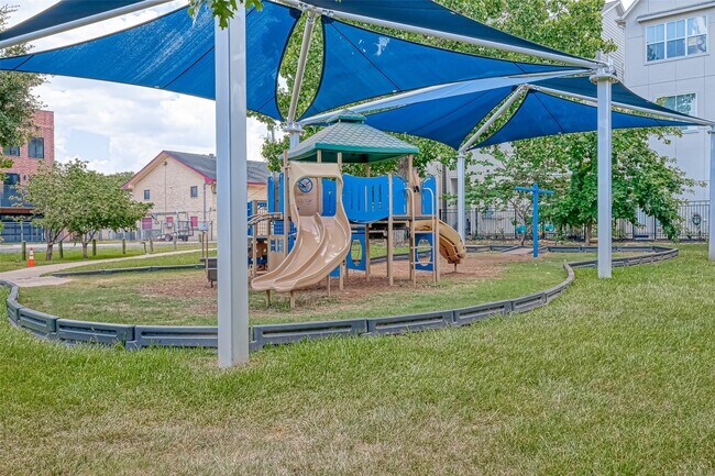 Building Photo - 5315 Lillian St