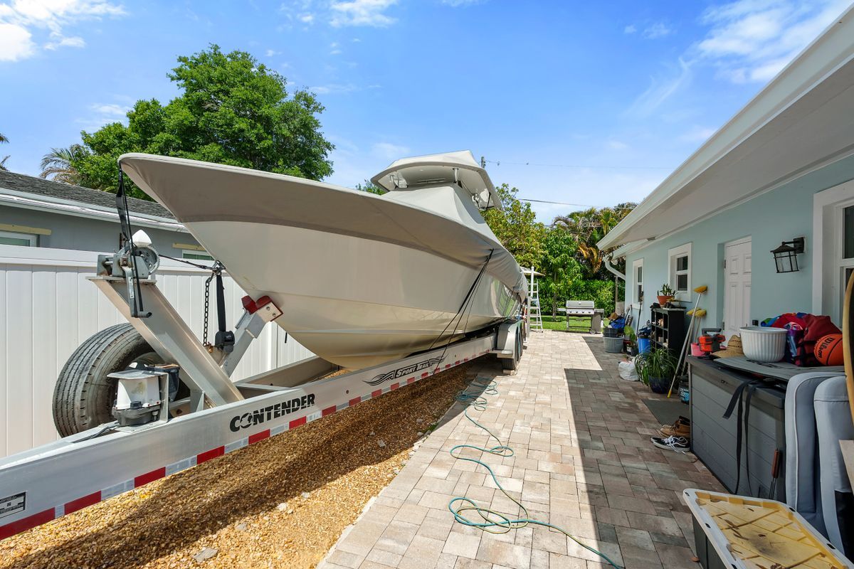 Building Photo - 911 W Hawie St