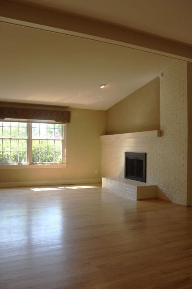 Building Photo - Gorgeous 2 Story Home in Columbine West!