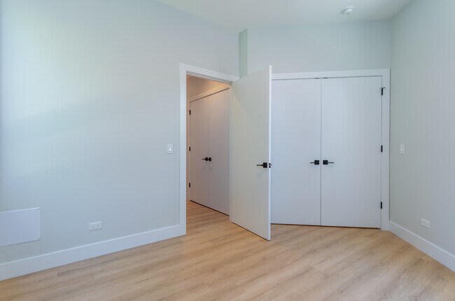 Building Photo - 3947 W Dakin St