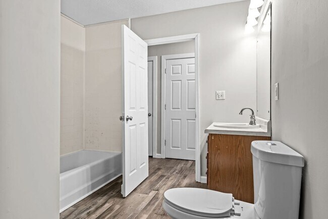 Building Photo - Newly Updated 4bd/3bth in Seymour!