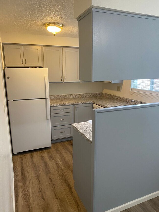 Building Photo - (905) Draper Arms Apartments - 2 Bedroom / 1 Bathroom (UPDATED)