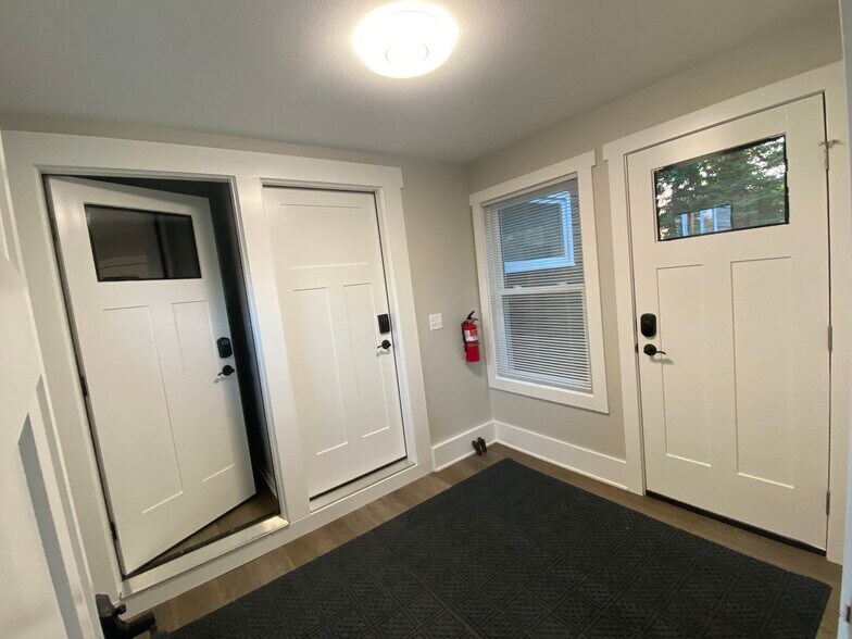 Breezeway - 144 Main St