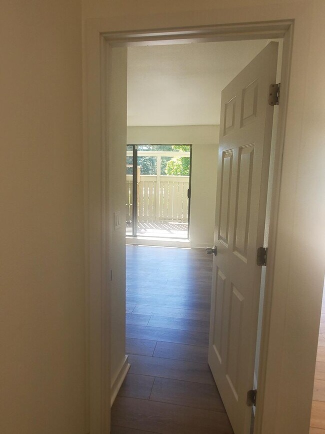 Building Photo - Modern 1 Bed Condo near Microsoft