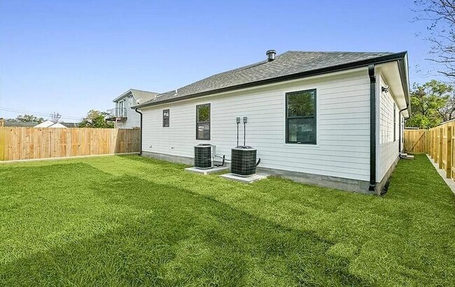 Building Photo - 310 Reiss Pl