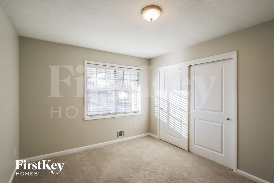 Building Photo - 61 Vanya Ln SE