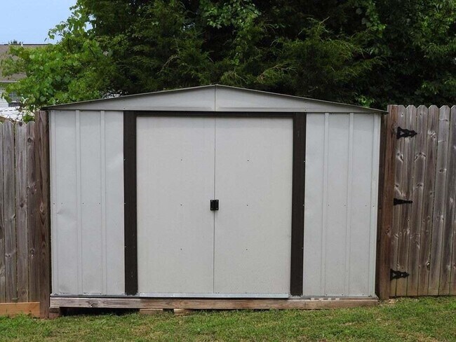 Building Photo - 224 NE Bellingham Dr