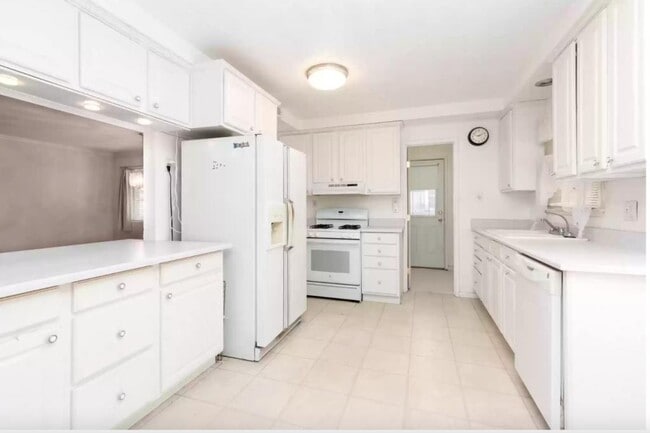 Building Photo - 45523 Lostwood Ave