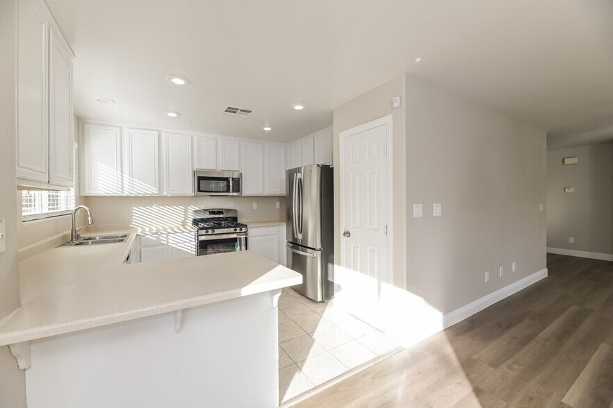 Building Photo - 10293 Burning Bush St