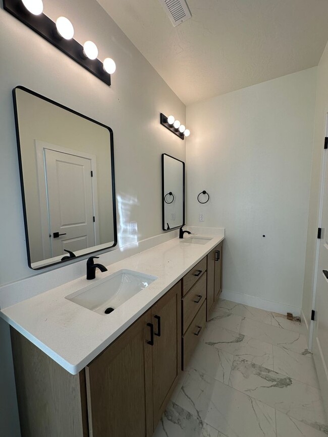 Building Photo - Brand New Townhome