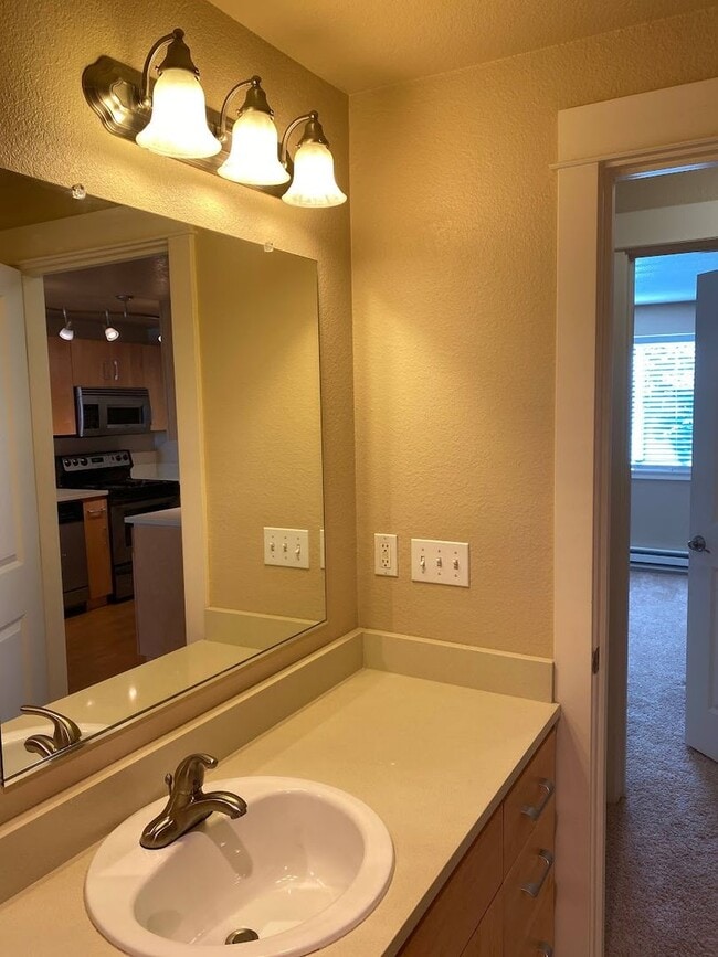 Building Photo - Charming 2-2 Condo in Moss Bay – Available April 5