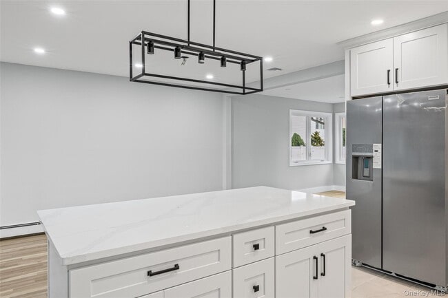 Building Photo - 2100 Beverly Way