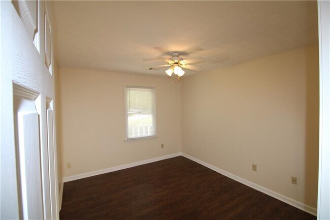 Building Photo - 2320 Ridgedale Dr SW