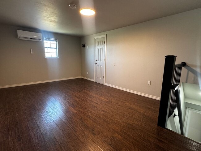 Building Photo - 501 Oak Ave