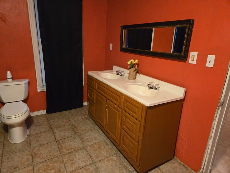 Building Photo - 1708 Moravia St