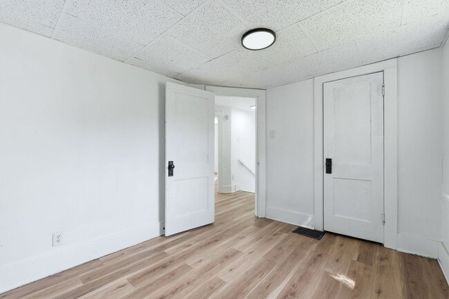 Building Photo - 3 BR - Classic Charm Meets Modern Living