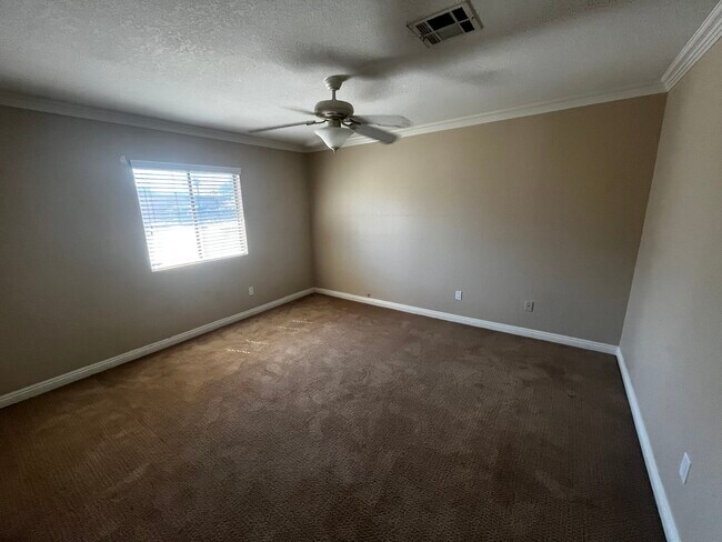 Building Photo - 2266 N Los Alamos Rd