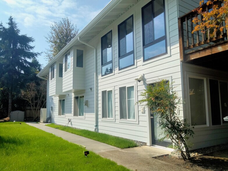 Building Photo - 600 124th Ave NE