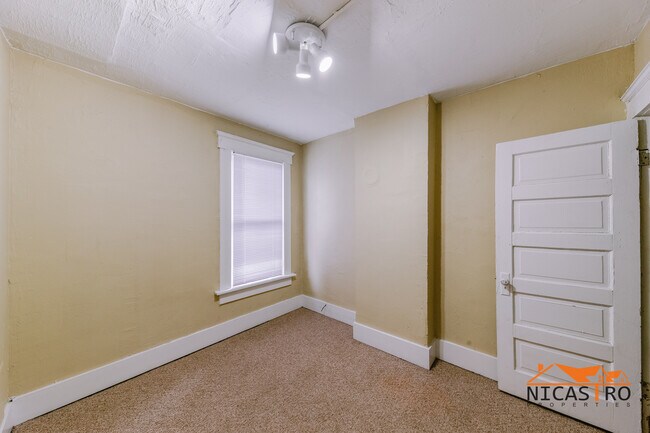 Building Photo - 138 E 11th Ave