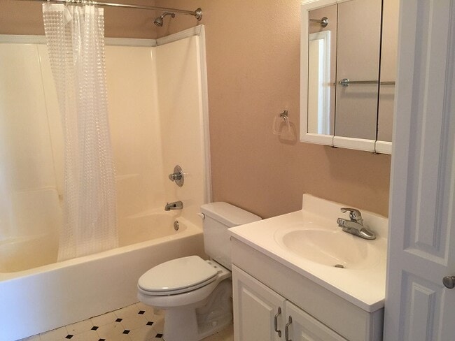 Building Photo - 1102 NE 16th Ave