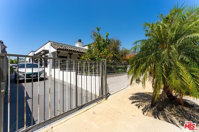 Building Photo - 537 N Poinsettia Pl