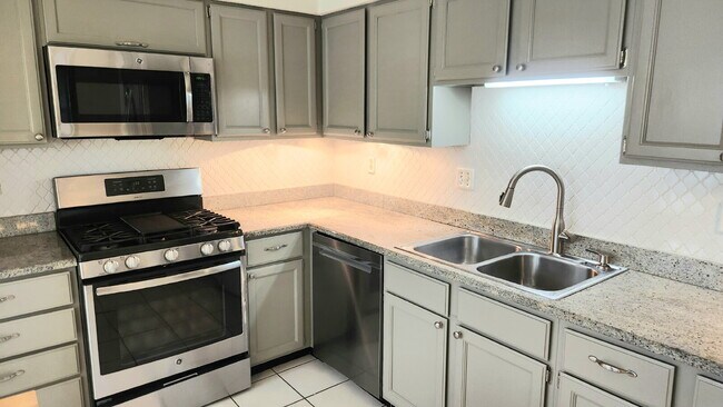 Building Photo - "Charming 3-Bed Oasis with 2.5 Baths on Carrington Court!"
