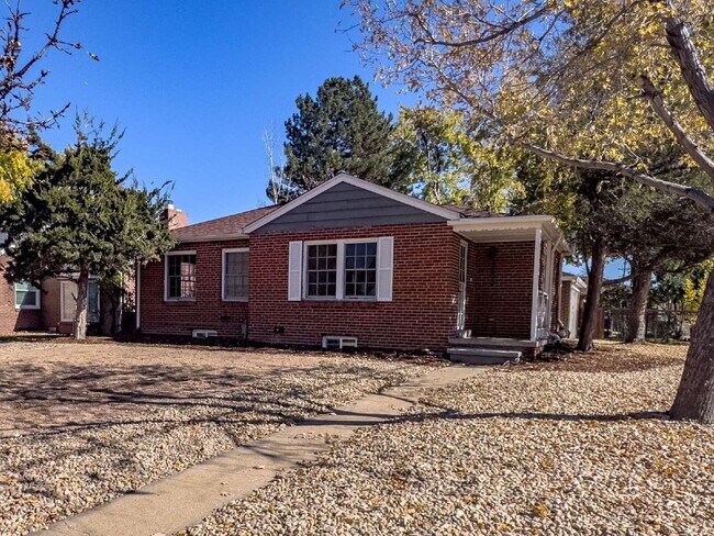 Building Photo - "Spacious 5-Bedroom Gem on Locust Street – 2,053 Sq. Ft. of Comfort in Denver's Heart!"