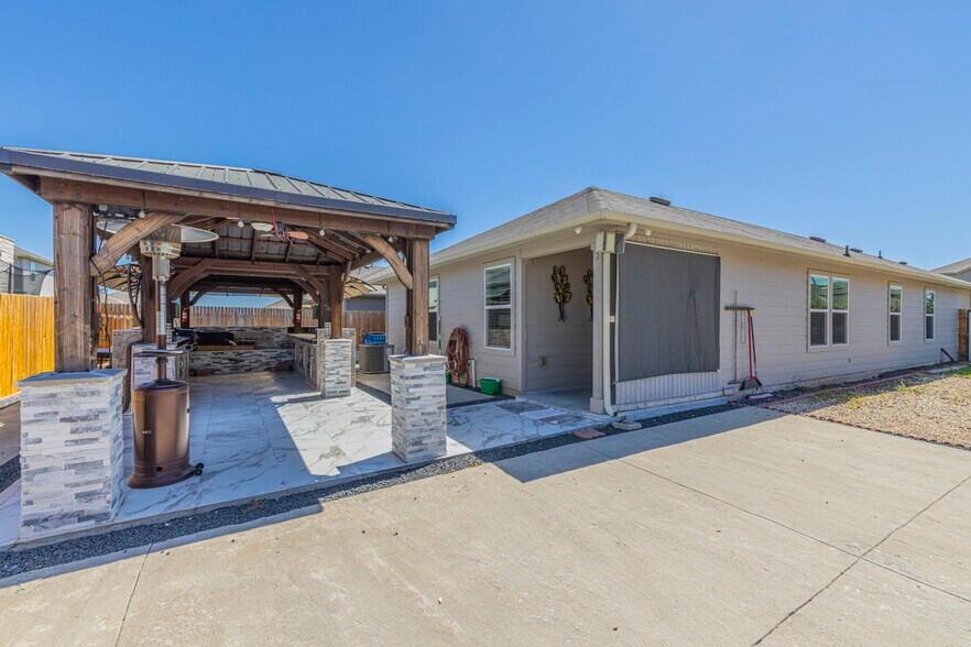 Building Photo - 19000 Romano Dr
