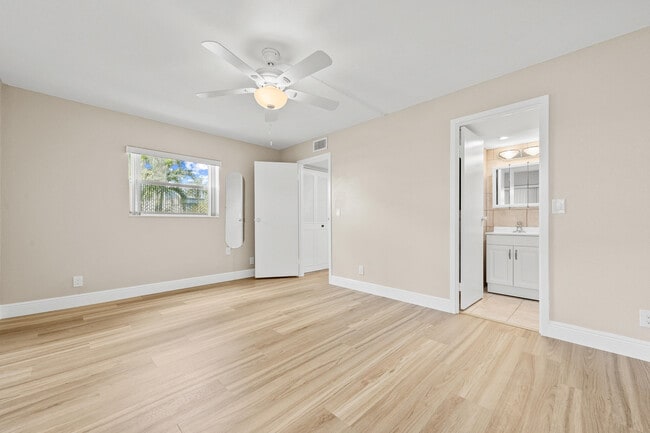 Building Photo - 723 Flanders Dr