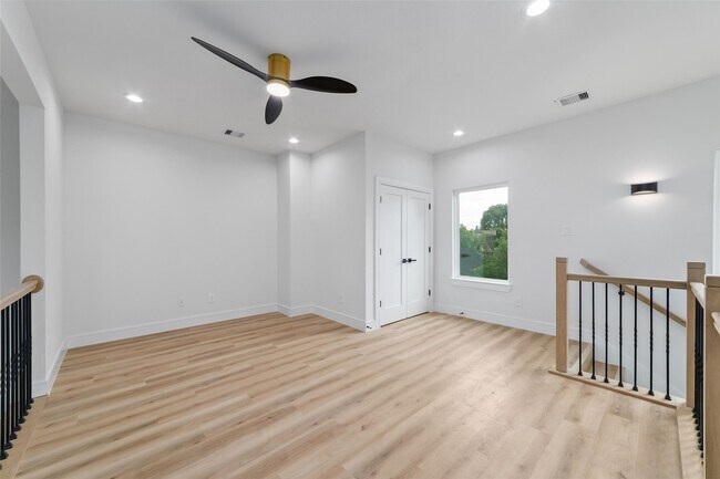 Building Photo - 6715 England St