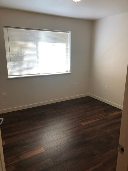 Building Photo - 909 W 4th Ave