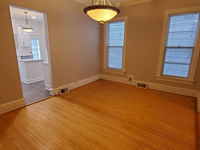 Building Photo - Historic eastside townhome