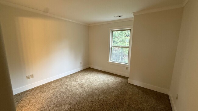 Building Photo - Spacious single-family home located in Southwest