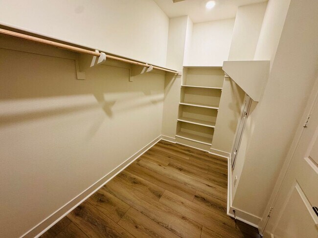 Building Photo - 8631 Mission Villa Dr