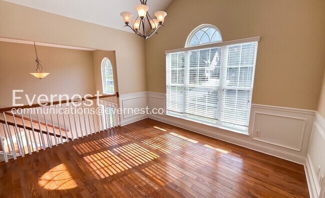 Building Photo - 4 Bed, 3 Bath Home with Garage / Pet-Friendly / Available Now!
